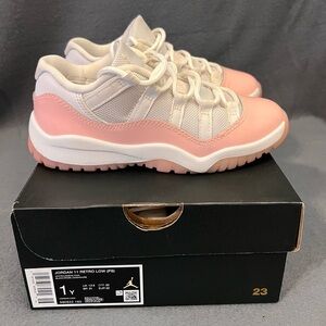 Jordan 11 low white/legend pink size 1